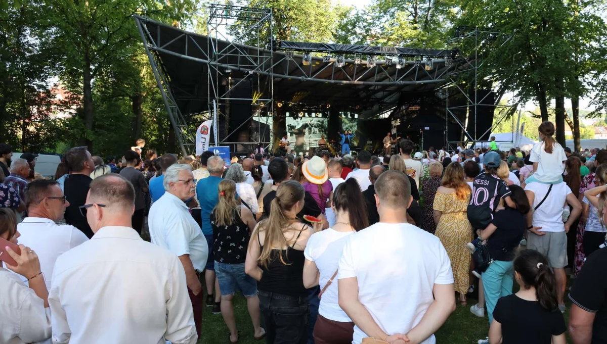 Park Miejski w Limanowej tętnił radością! Piknik „Rodzina w Centrum” z Zespołem Pectus zachwycił tłumy!