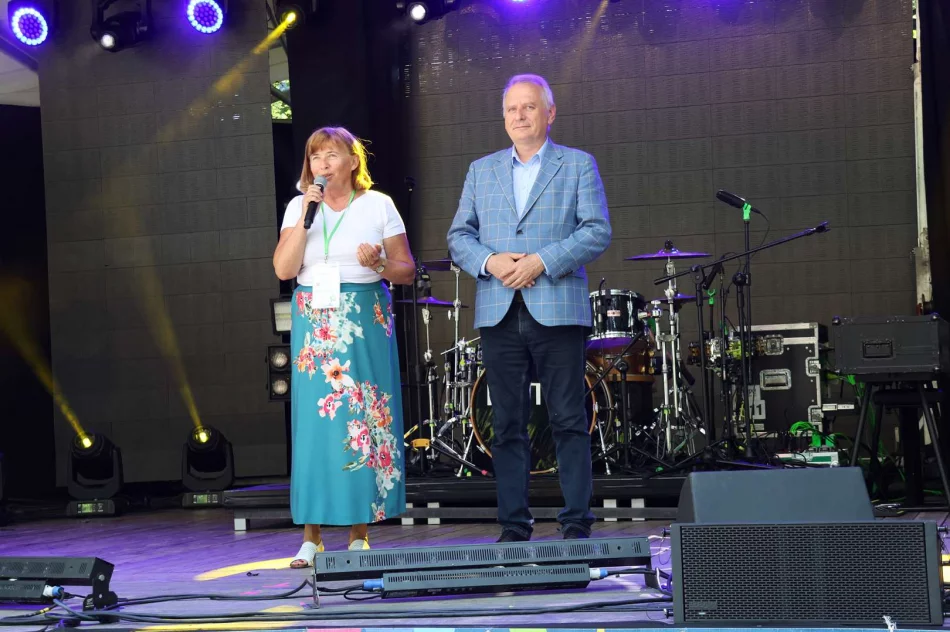 Park Miejski w Limanowej tętnił radością! Piknik „Rodzina w Centrum” z Zespołem Pectus zachwycił tłumy! - zdjęcie 2