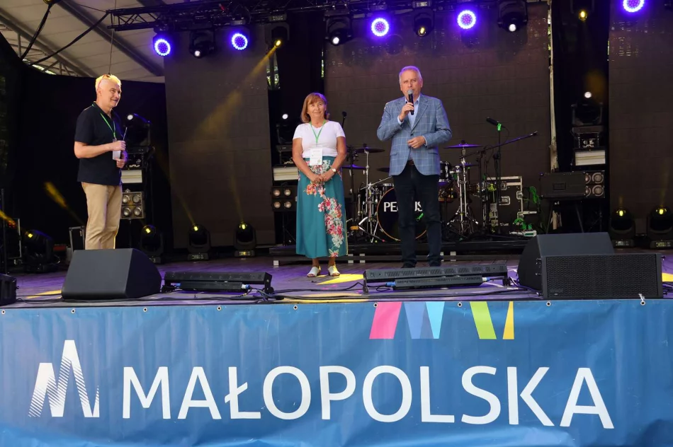 Park Miejski w Limanowej tętnił radością! Piknik „Rodzina w Centrum” z Zespołem Pectus zachwycił tłumy! - zdjęcie 4
