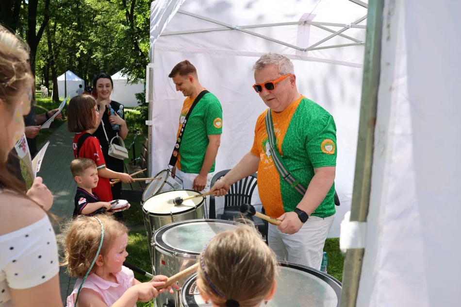 Park Miejski w Limanowej tętnił radością! Piknik „Rodzina w Centrum” z Zespołem Pectus zachwycił tłumy! - zdjęcie 7