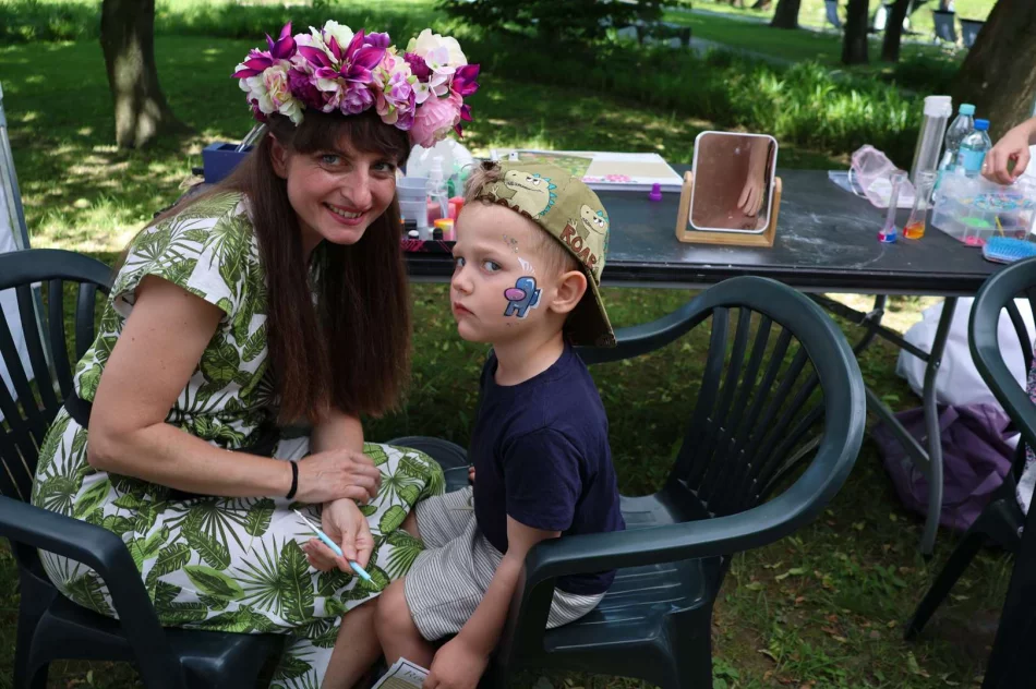 Park Miejski w Limanowej tętnił radością! Piknik „Rodzina w Centrum” z Zespołem Pectus zachwycił tłumy! - zdjęcie 8