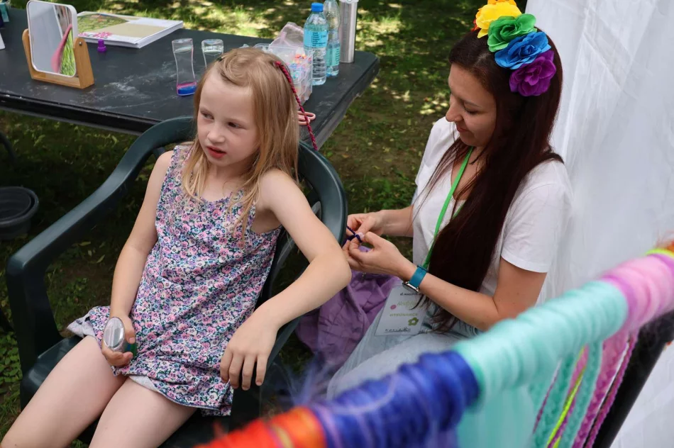 Park Miejski w Limanowej tętnił radością! Piknik „Rodzina w Centrum” z Zespołem Pectus zachwycił tłumy! - zdjęcie 9