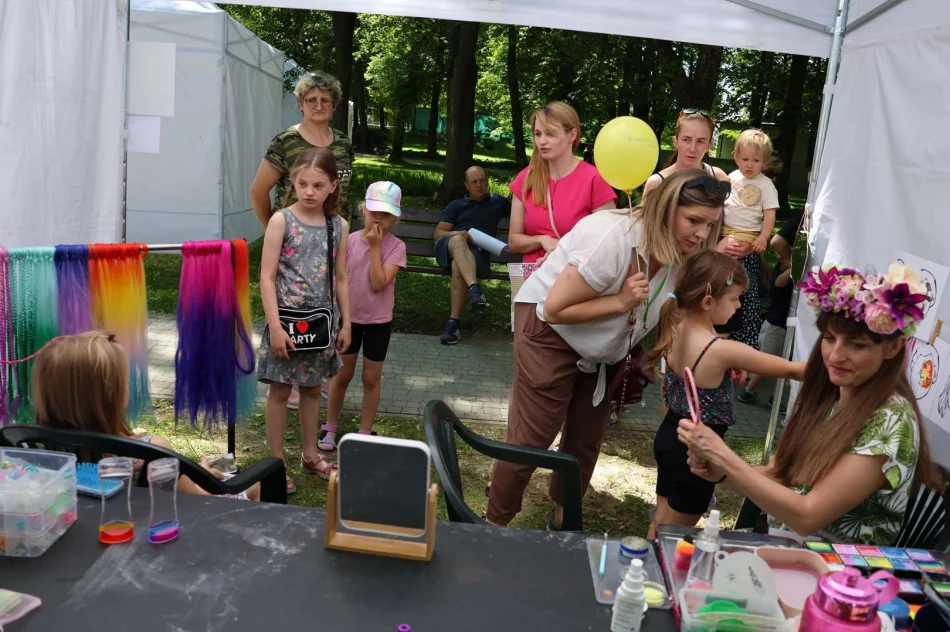 Park Miejski w Limanowej tętnił radością! Piknik „Rodzina w Centrum” z Zespołem Pectus zachwycił tłumy! - zdjęcie 11