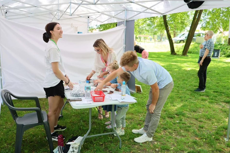 Park Miejski w Limanowej tętnił radością! Piknik „Rodzina w Centrum” z Zespołem Pectus zachwycił tłumy! - zdjęcie 12