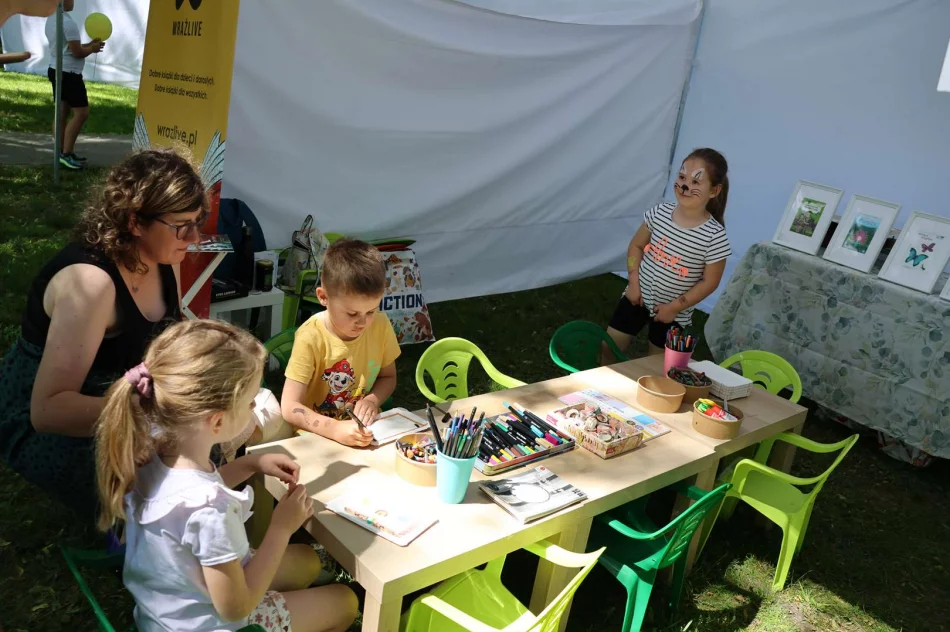 Park Miejski w Limanowej tętnił radością! Piknik „Rodzina w Centrum” z Zespołem Pectus zachwycił tłumy! - zdjęcie 13