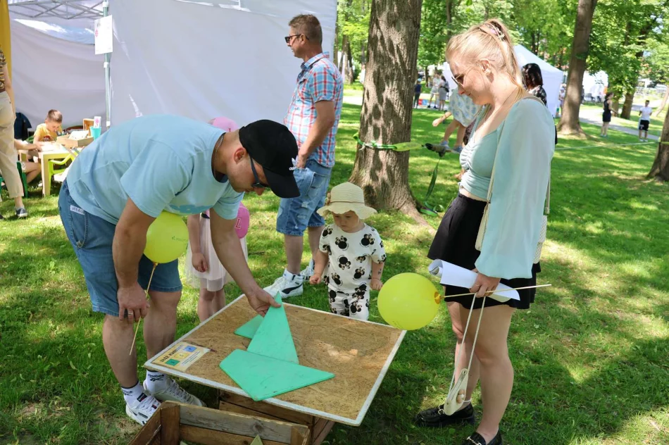 Park Miejski w Limanowej tętnił radością! Piknik „Rodzina w Centrum” z Zespołem Pectus zachwycił tłumy! - zdjęcie 14