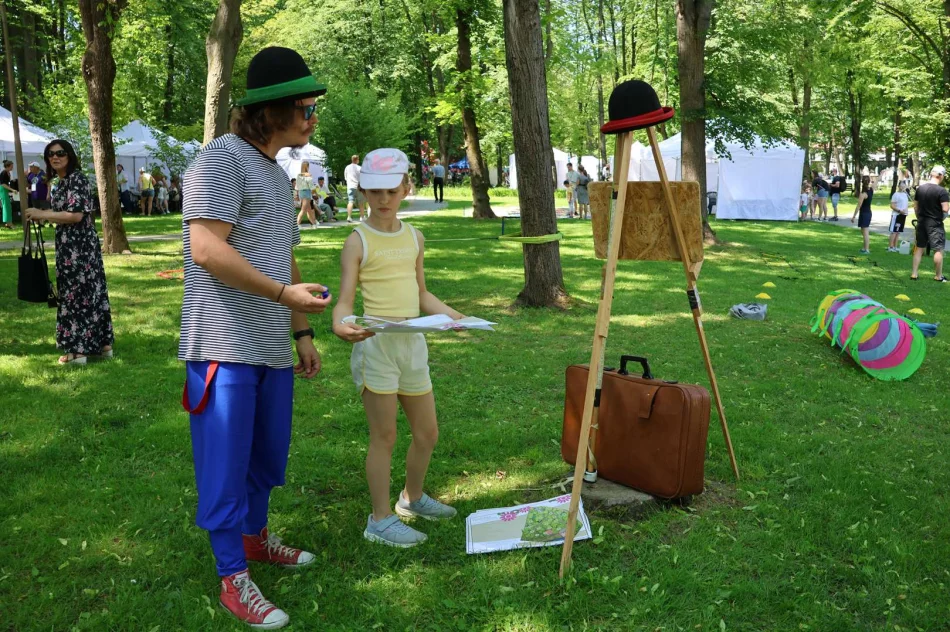 Park Miejski w Limanowej tętnił radością! Piknik „Rodzina w Centrum” z Zespołem Pectus zachwycił tłumy! - zdjęcie 15