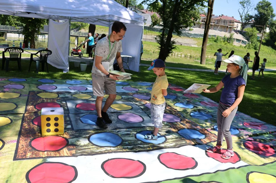 Park Miejski w Limanowej tętnił radością! Piknik „Rodzina w Centrum” z Zespołem Pectus zachwycił tłumy! - zdjęcie 16