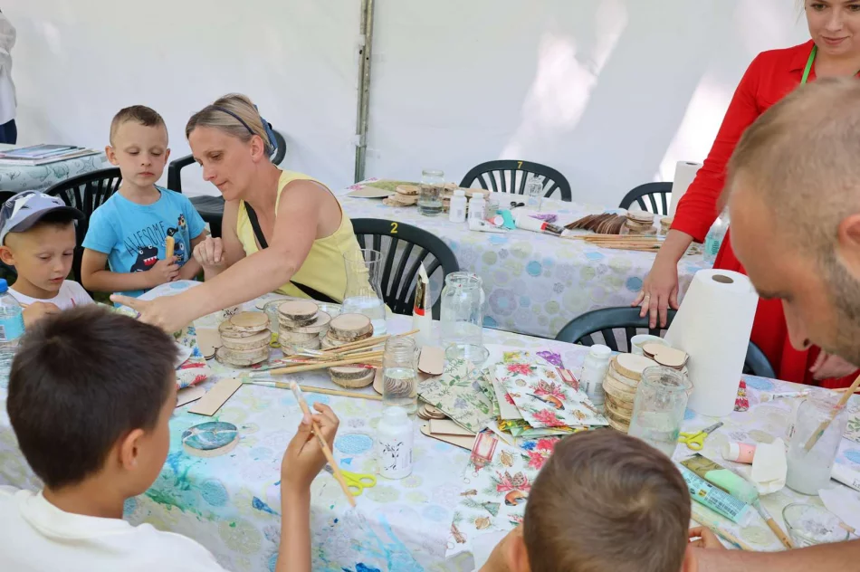 Park Miejski w Limanowej tętnił radością! Piknik „Rodzina w Centrum” z Zespołem Pectus zachwycił tłumy! - zdjęcie 17