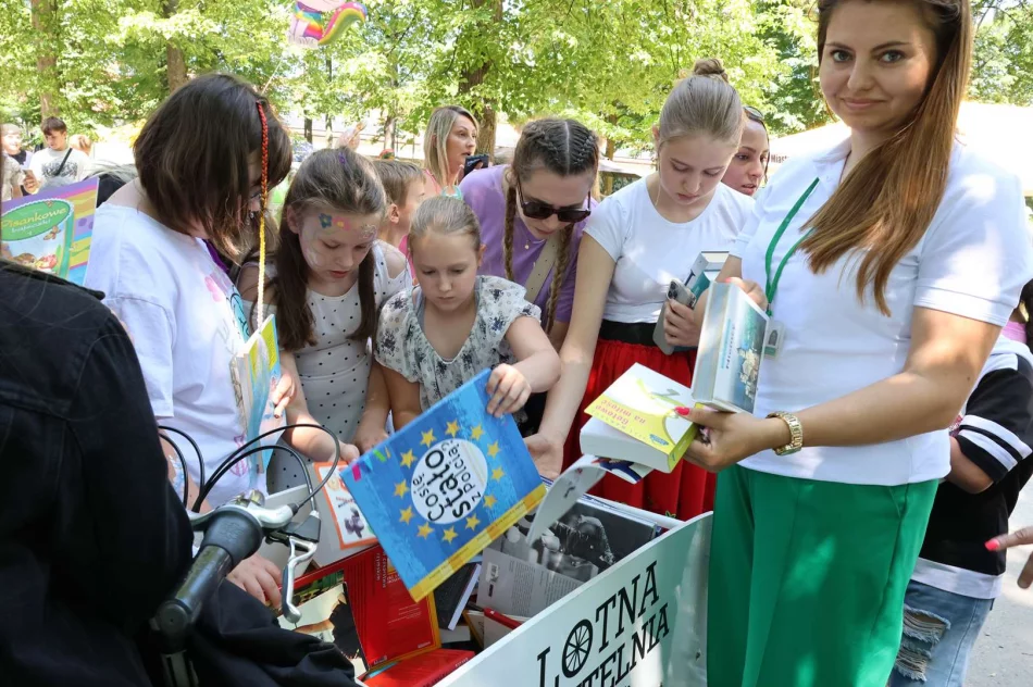 Park Miejski w Limanowej tętnił radością! Piknik „Rodzina w Centrum” z Zespołem Pectus zachwycił tłumy! - zdjęcie 19