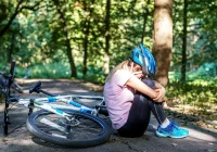 Urazy głowy a jazda bez kasku – statystyki, które dają do myślenia - zdjęcie główne