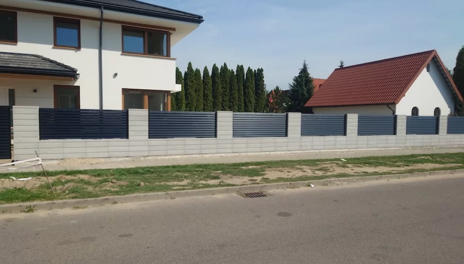 Czym są ogrodzenia palisadowe i dlaczego warto je wybrać do domu na wsi? - zdjęcie 1