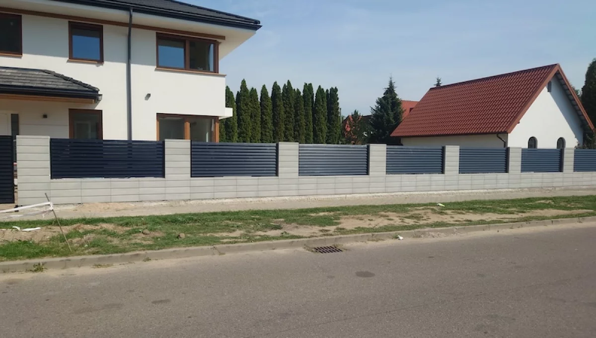 Czym są ogrodzenia palisadowe i dlaczego warto je wybrać do domu na wsi?