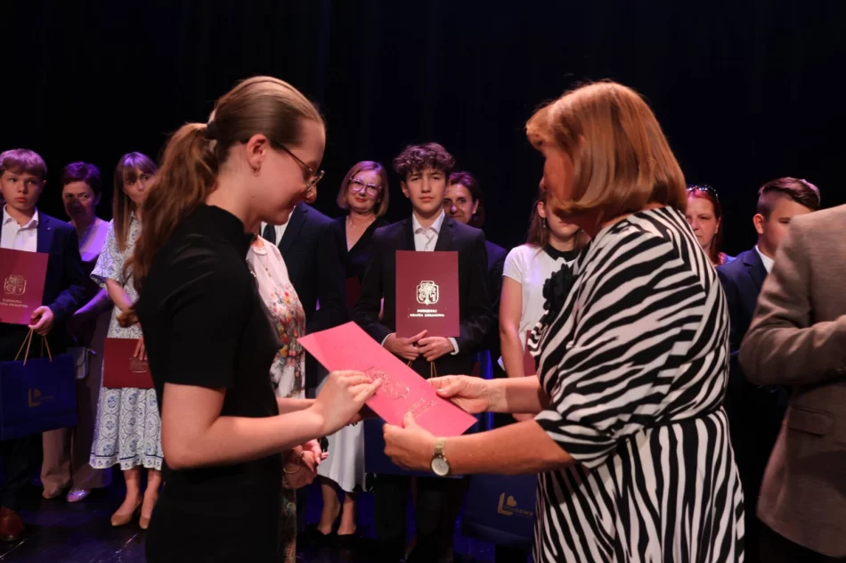 Nagrodzono najlepszych uczniów szkół miejskich! Gala Osiągnięć Uczniów już za nami! - zdjęcie 13