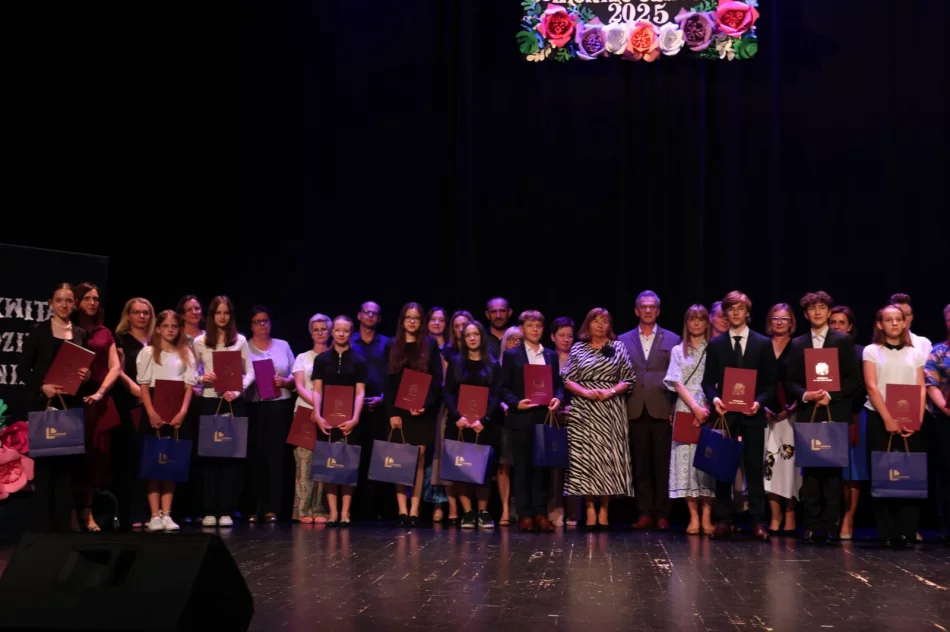 Nagrodzono najlepszych uczniów szkół miejskich! Gala Osiągnięć Uczniów już za nami! - zdjęcie 20