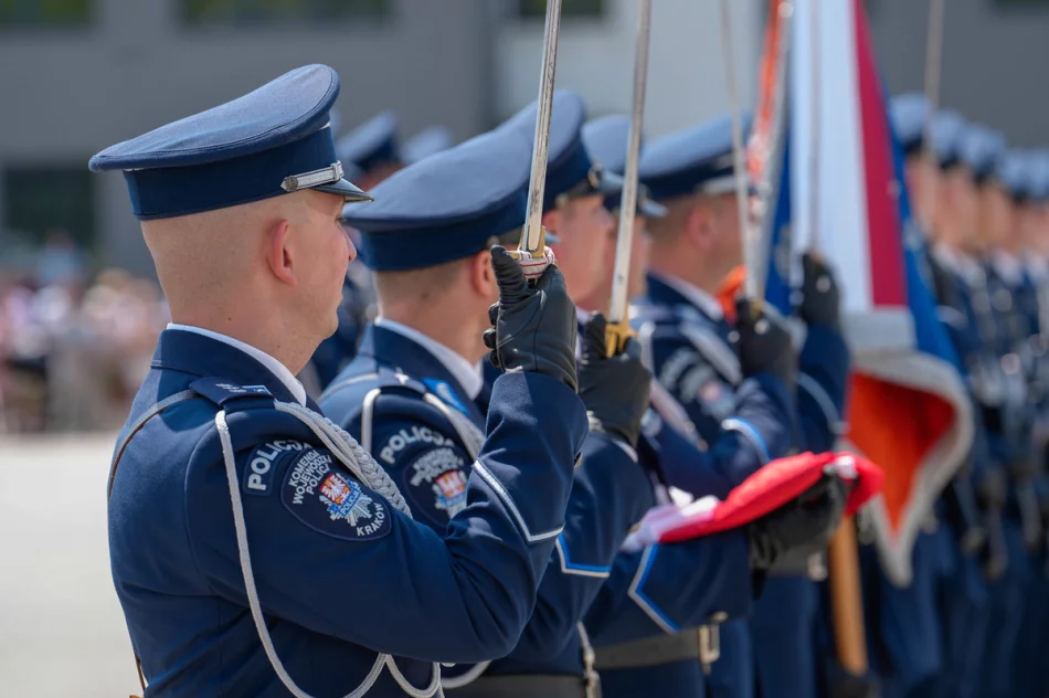 Nowi funkcjonariusze w Małopolsce - ślubowało 74 policjantów - zdjęcie 6