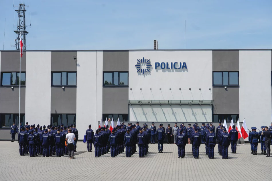 Nowi funkcjonariusze w Małopolsce - ślubowało 74 policjantów - zdjęcie 16