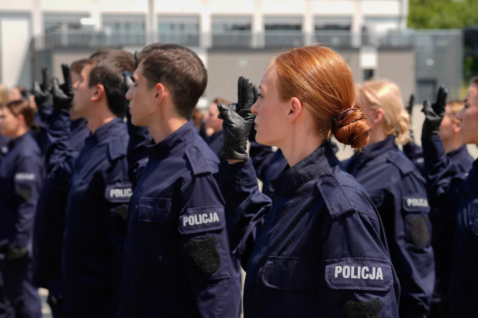 Nowi funkcjonariusze w Małopolsce - ślubowało 74 policjantów - zdjęcie 18
