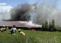 40 strażaków w akcji, poparzony mężczyzna trafił do szpitala - zdjęcie główne