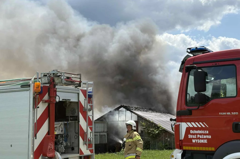 40 strażaków w akcji, poparzony mężczyzna trafił do szpitala - zdjęcie 4