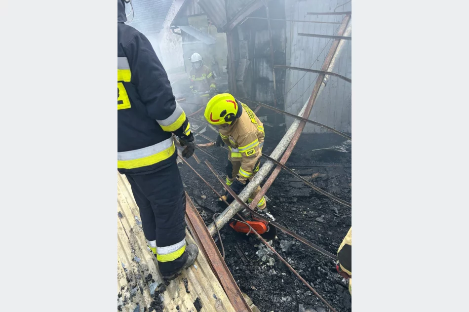 40 strażaków w akcji, poparzony mężczyzna trafił do szpitala - zdjęcie 10