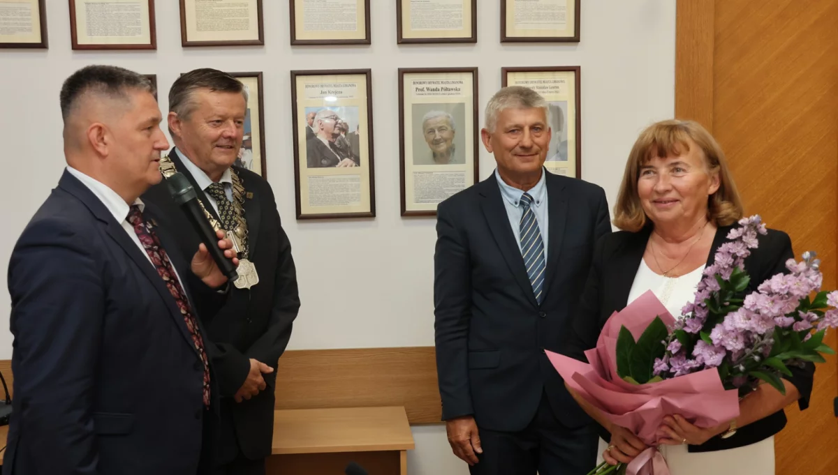 Absolutoryjna sesja Rady Miasta, od prawej Jolanta Juszkiewicz - burmistrz, radni Adam Dębski, Leszek Mordarski (przewodniczący) Adam Król 