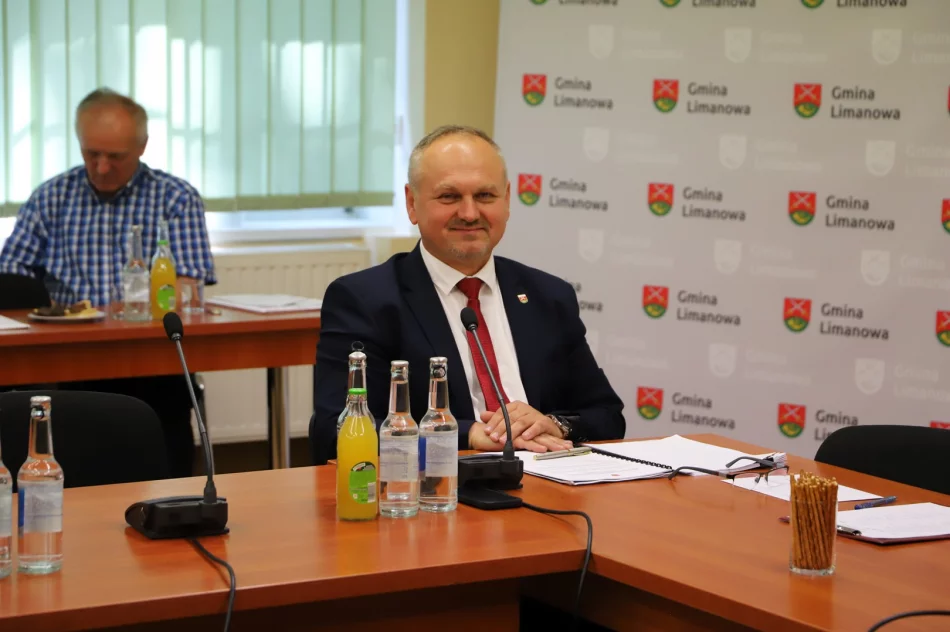 JEDNOGŁOŚNE ABSOLUTORIUM ZA 2024 ROK DLA WÓJTA GMINY LIMANOWA - zdjęcie 4