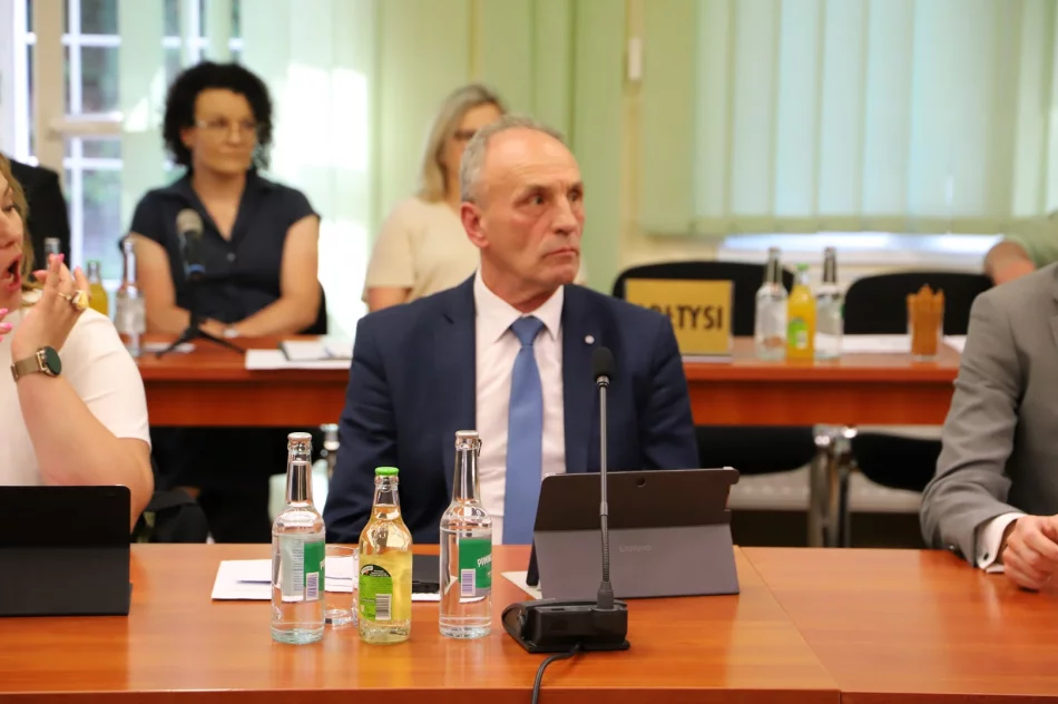 JEDNOGŁOŚNE ABSOLUTORIUM ZA 2024 ROK DLA WÓJTA GMINY LIMANOWA - zdjęcie 6