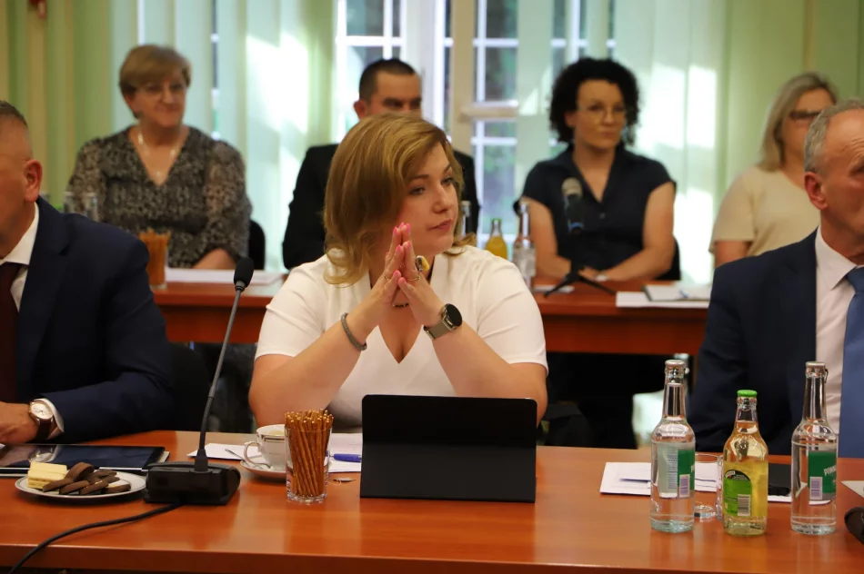 JEDNOGŁOŚNE ABSOLUTORIUM ZA 2024 ROK DLA WÓJTA GMINY LIMANOWA - zdjęcie 7