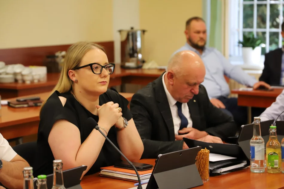 JEDNOGŁOŚNE ABSOLUTORIUM ZA 2024 ROK DLA WÓJTA GMINY LIMANOWA - zdjęcie 12