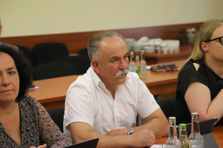 JEDNOGŁOŚNE ABSOLUTORIUM ZA 2024 ROK DLA WÓJTA GMINY LIMANOWA - zdjęcie 13