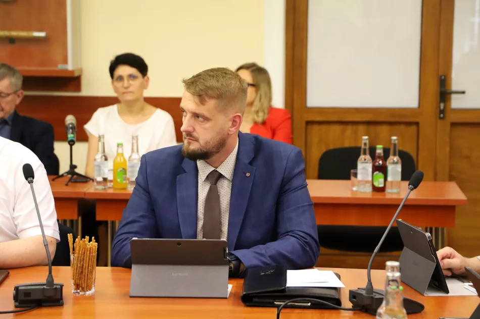 JEDNOGŁOŚNE ABSOLUTORIUM ZA 2024 ROK DLA WÓJTA GMINY LIMANOWA - zdjęcie 16