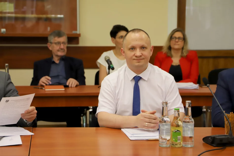 JEDNOGŁOŚNE ABSOLUTORIUM ZA 2024 ROK DLA WÓJTA GMINY LIMANOWA - zdjęcie 17