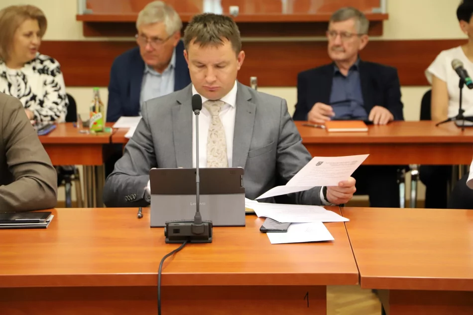 JEDNOGŁOŚNE ABSOLUTORIUM ZA 2024 ROK DLA WÓJTA GMINY LIMANOWA - zdjęcie 18