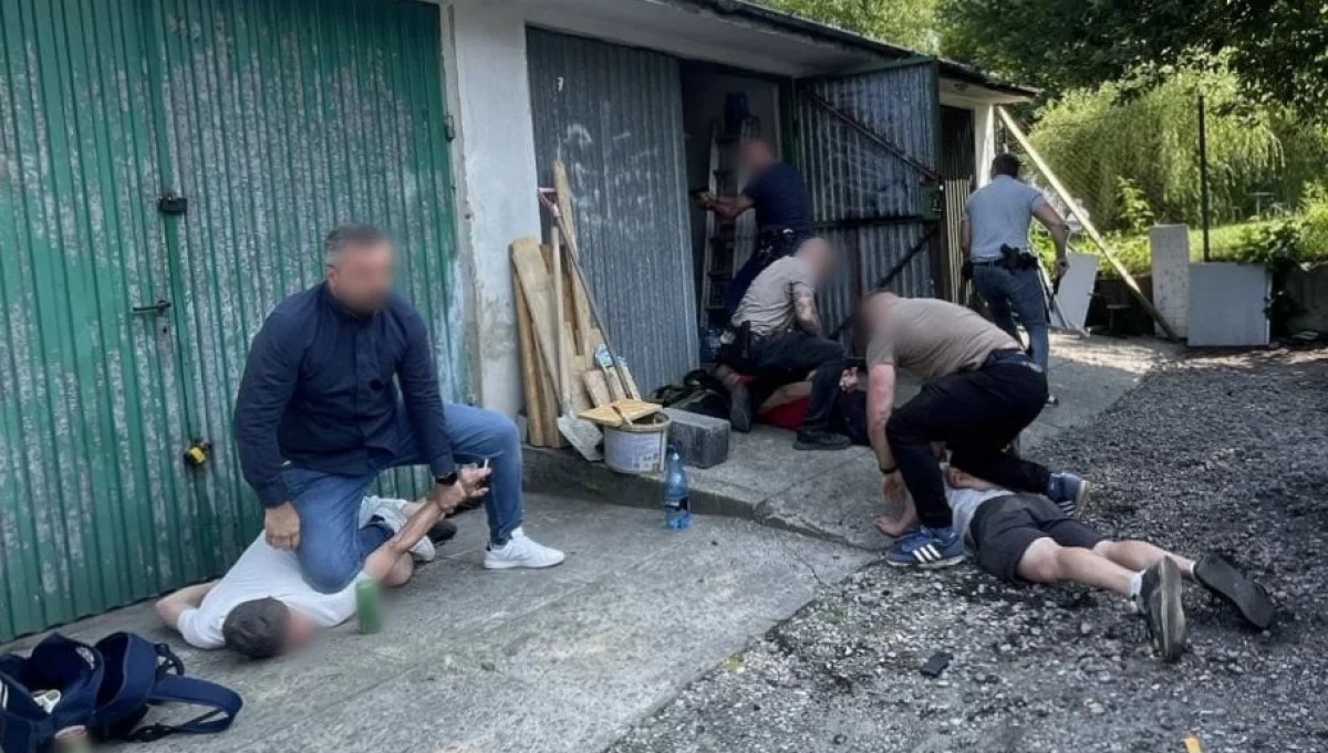 Policja zlikwidowała magazyn narkotykowy w garażu w Bochni