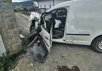 Groźny wypadek, kierowca miał wypaść z pojazdu - jest w ciężkim stanie - zdjęcie główne