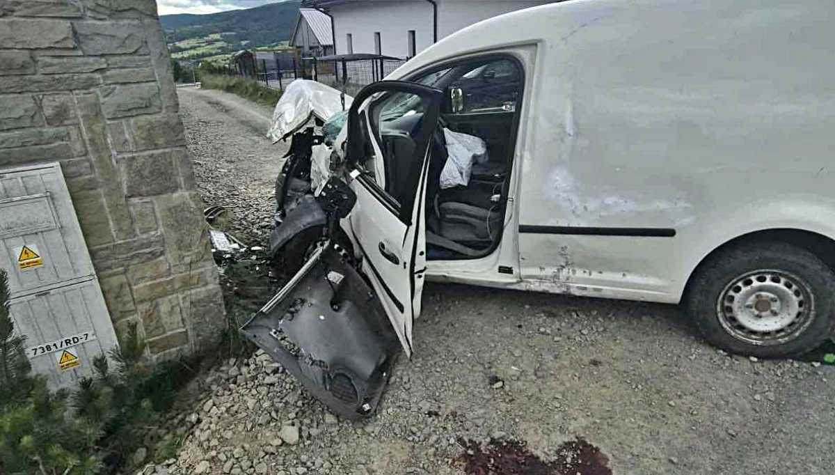 Groźny wypadek, kierowca miał wypaść z pojazdu - jest w ciężkim stanie