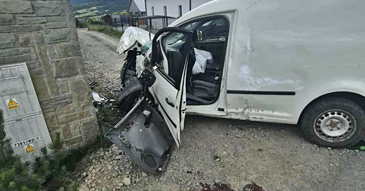 Groźny wypadek, kierowca miał wypaść z pojazdu - jest w ciężkim stanie