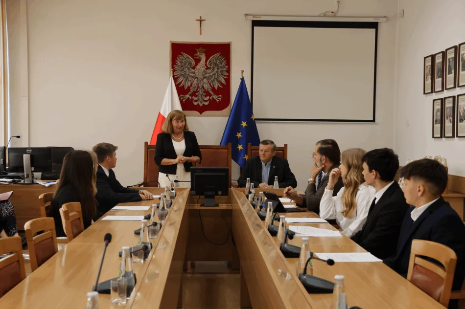 Inauguracyjna sesja - pierwsze obrady młodych radnych (ZDJĘCIA) - zdjęcie 2