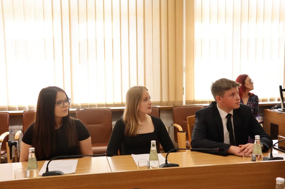 Inauguracyjna sesja - pierwsze obrady młodych radnych (ZDJĘCIA) - zdjęcie 3