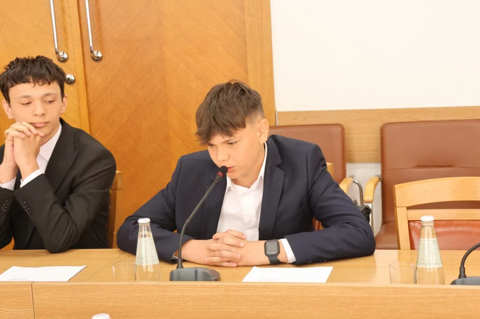 Inauguracyjna sesja - pierwsze obrady młodych radnych (ZDJĘCIA) - zdjęcie 11