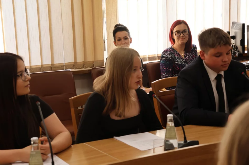 Inauguracyjna sesja - pierwsze obrady młodych radnych (ZDJĘCIA) - zdjęcie 13
