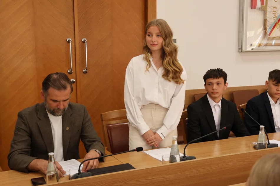 Inauguracyjna sesja - pierwsze obrady młodych radnych (ZDJĘCIA) - zdjęcie 20