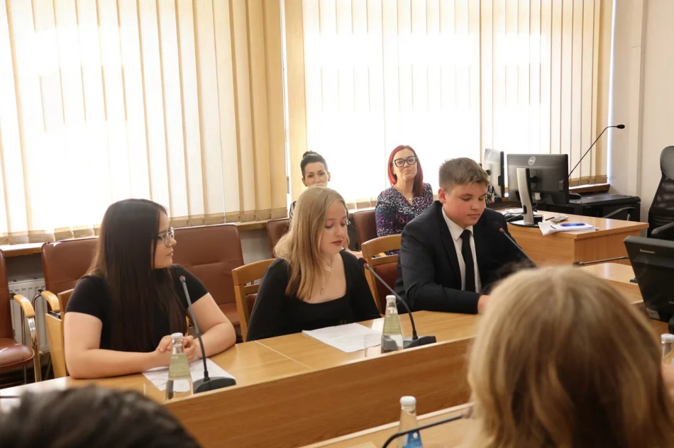 Limanowa rozpoczyna nowy rozdział! Inauguracja Młodzieżowej Rady Miasta - zdjęcie 13