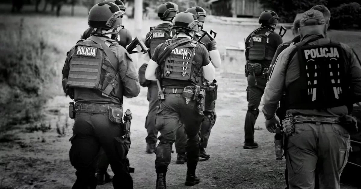 Strzelanina - noc i drugi dzień poszukiwań Tadeusza Dudy. Black Hawk znów w powietrzu