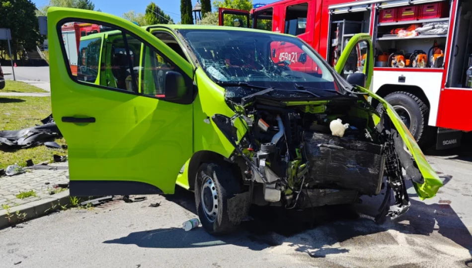 Zderzenie dwóch samochodów, jedna osoba trafiła do szpitala - zdjęcie 1