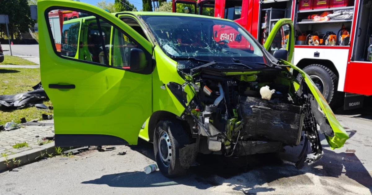 Zderzenie dwóch samochodów, jedna osoba trafiła do szpitala