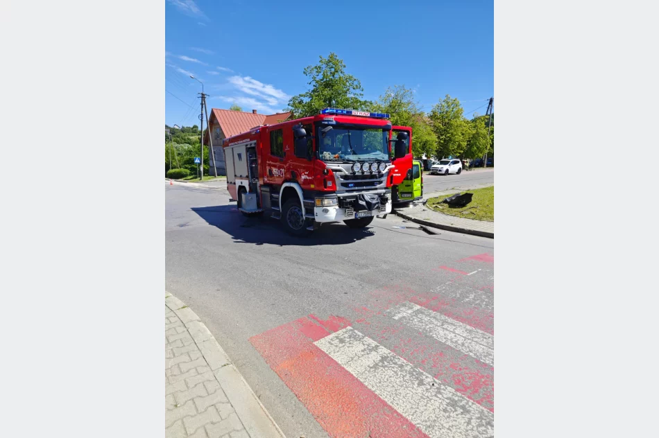 Zderzenie dwóch samochodów, jedna osoba trafiła do szpitala - zdjęcie 3
