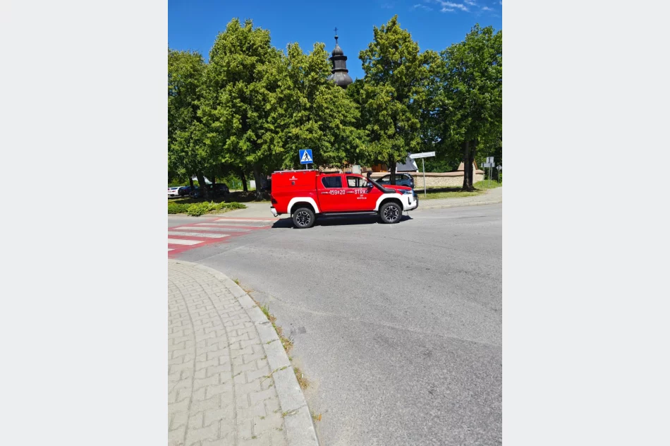 Zderzenie dwóch samochodów, jedna osoba trafiła do szpitala - zdjęcie 4