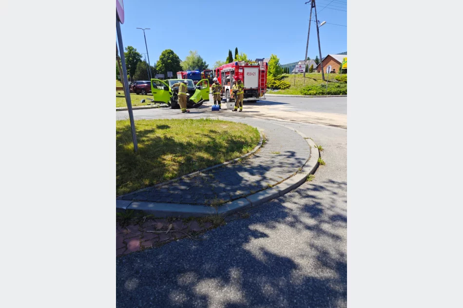 Zderzenie dwóch samochodów, jedna osoba trafiła do szpitala - zdjęcie 5